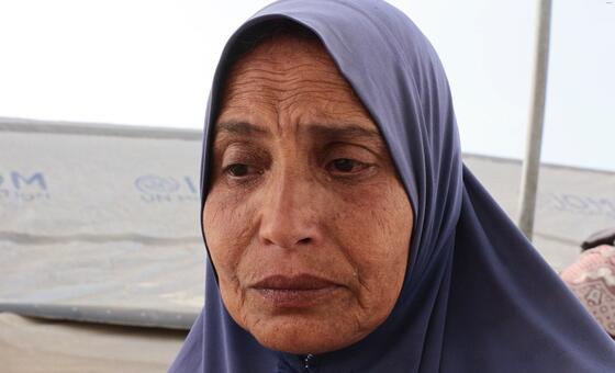 السيدة الفلسطينية أم أحمد حمودة، تجلس أمام خيمتها في غزة متحدثة عن الواقع الصعب للنزوح وحياة الخيام. نزحت مع أسرتها 4 مرات خلال العامين الماضيين.